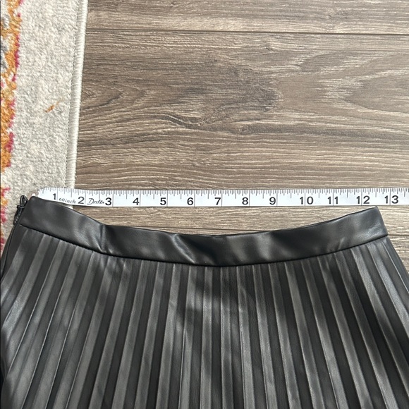 7 For All Mankind Black Pleated Faux Leather Midi Skirt - Picture 9 of 9